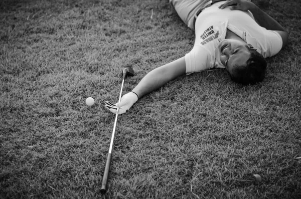 Golfer Άνθρωπος Που Βρίσκεται Τραυματισμένος Από Παιχνίδι Γκολφ — Φωτογραφία Αρχείου