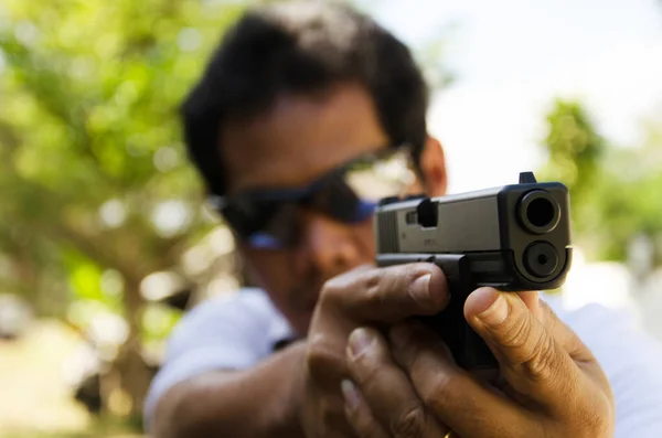 Homme Visant Avec Arme Dans Parc — Photo