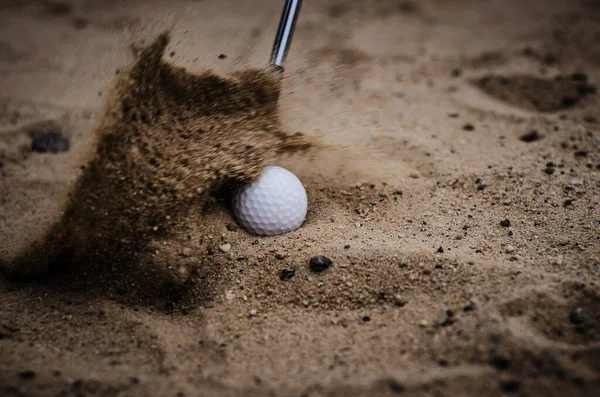 Golfer Schlagen Den Golfball Durch Sandstrahlen — Stockfoto