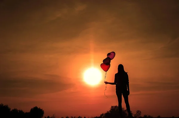 Junge Frau Mit Luftballons Den Sonnenuntergang Bewundern Reise — Stockfoto
