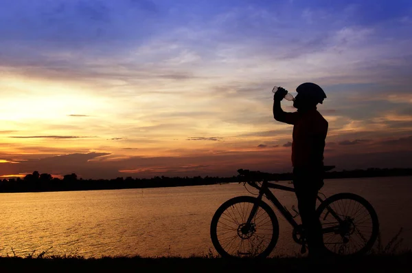 Närbild Silhuett Mannen Dricksvatten Cykel Med Vacker Vid Solnedgången — Stockfoto