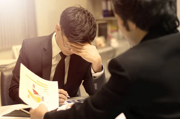 Dos Empresarios Asiáticos Trabajando Con Determinación —  Fotos de Stock