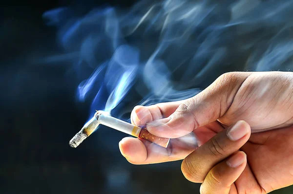 Sigaret Met Een Zachte Achtergrond Donker — Stockfoto