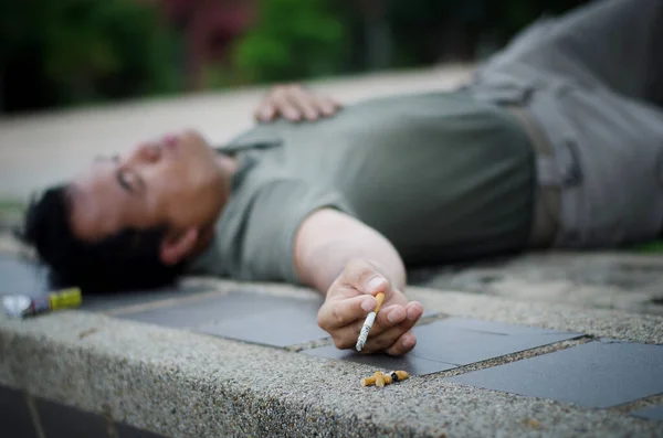 Üzgün Bunalımlı Adam Asfaltta Yatıyor Sigara Içiyor — Stok fotoğraf