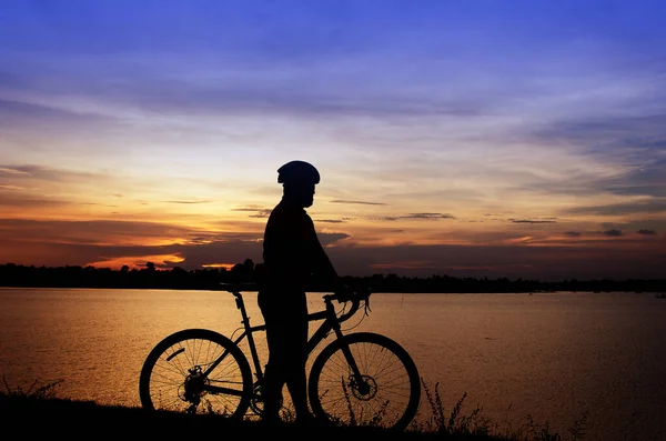 Silhueta Homem Uma Bicicleta Com Belo Lago Perto Pôr Sol — Fotografia de Stock