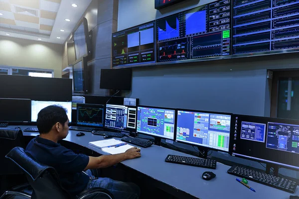 Elektrik kontrol odasında çalışan mühendis.