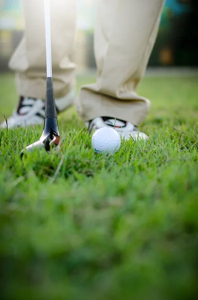 Golfer Παίζει Γκολφ Στο Γκαζόν — Φωτογραφία Αρχείου