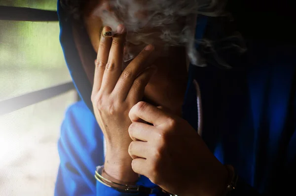 Donkere Foto Met Man Met Handboeien Blauwe Hoodie Roken Buurt — Stockfoto