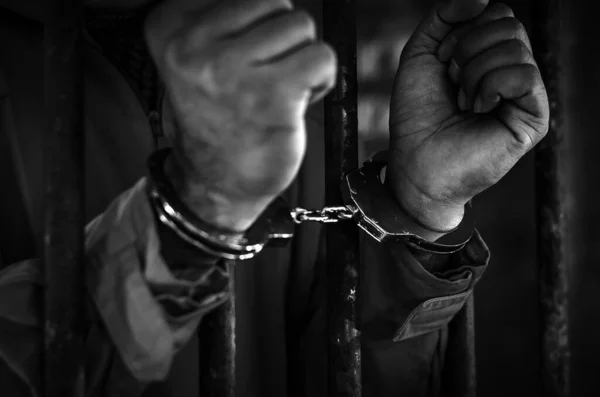 Kelepçelenmiş Erkek Ellerinin Yakın Çekimi 