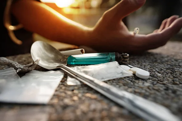 Uyuşturucu bağımlısı ve şırınga bağımlısı. Kullanıp kullanmayacağına karar vermeye çalışıyordu.