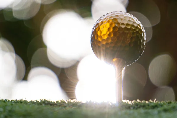Bola Golf Oro Pin Con Una Luz Brillante Victoria Definitiva —  Fotos de Stock