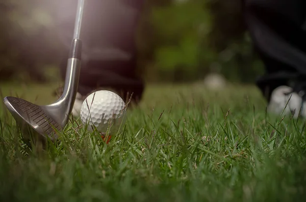 Man Med Golfklubba Och Golfboll Närbild — Stockfoto