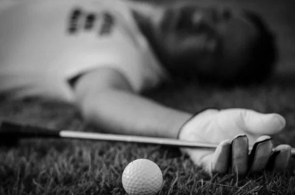 Golfer Άνθρωπος Που Βρίσκεται Τραυματισμένος Από Παιχνίδι Γκολφ — Φωτογραφία Αρχείου