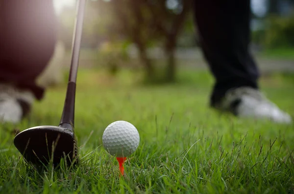 Mann Mit Golfschläger Und Golfball Nahaufnahme — Stockfoto