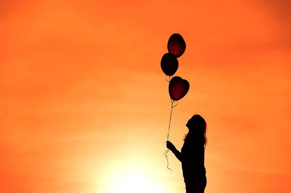 Junge Frau Mit Luftballons Den Sonnenuntergang Bewundern Reise — Stockfoto