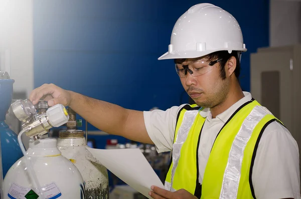 Ingeniero Masculino Asiático Durante Trabajo — Foto de Stock