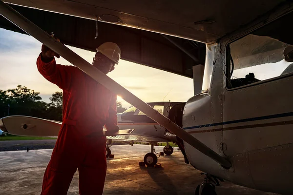 Ingeniero Vuelo Con Avión Pequeño — Foto de Stock