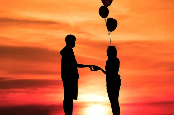 Silhouette Eines Paares Das Luftballons Sonnenuntergang Hält — Stockfoto