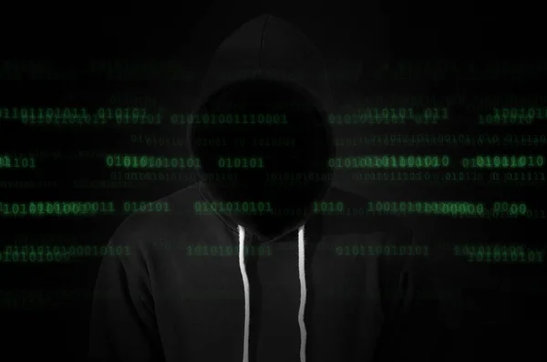 Kapüşonlu bilgisayar korsanı. Karanlık bir yüz. Veri hırsızlığı, internet dolandırıcılığı, darknet  