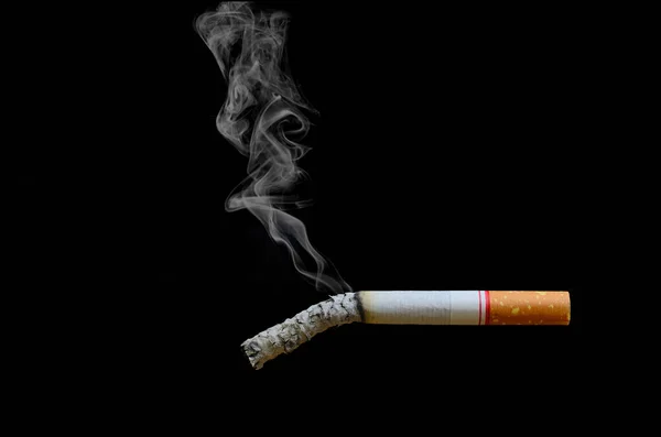 Sigaretten met een zachte achtergrond zijn donker. — Stockfoto