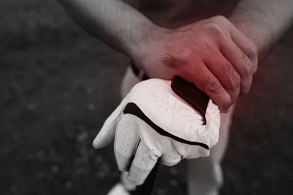 Χέρια Παίκτη Γκολφ Κρατώντας Ραβδί Και Μπάλα Γρασίδι Στο Παρασκήνιο — Φωτογραφία Αρχείου