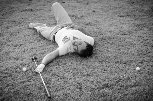 Golfista Muž Ležící Zraněný Hraní Golfu — Stock fotografie