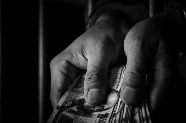 Κοντινό Πλάνο Των Αρσενικών Χεριών Χειροπέδες Δολάρια — Φωτογραφία Αρχείου