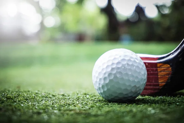 高尔夫球杆和高尔夫球 — 图库照片