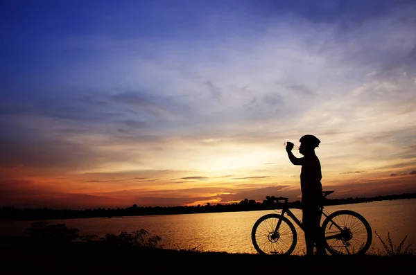 Närbild Silhuett Mannen Dricksvatten Cykel Med Vacker Vid Solnedgången — Stockfoto