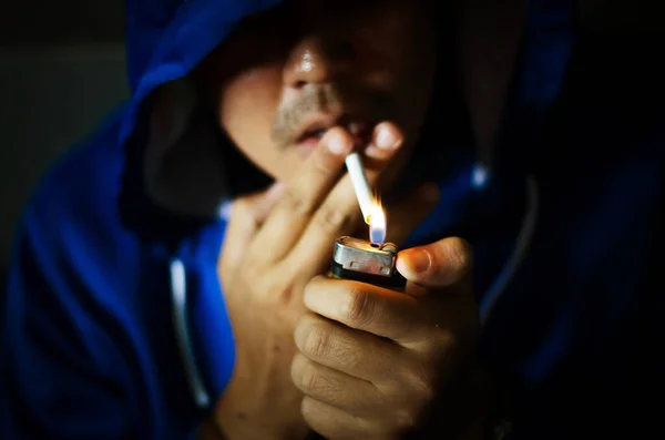 Foto Escura Com Homem Com Algemas Capuz Azul Fumando Perto — Fotografia de Stock