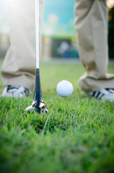 Golfistas Estão Segurando Clube Golfe Bola Golfe Movimento — Fotografia de Stock
