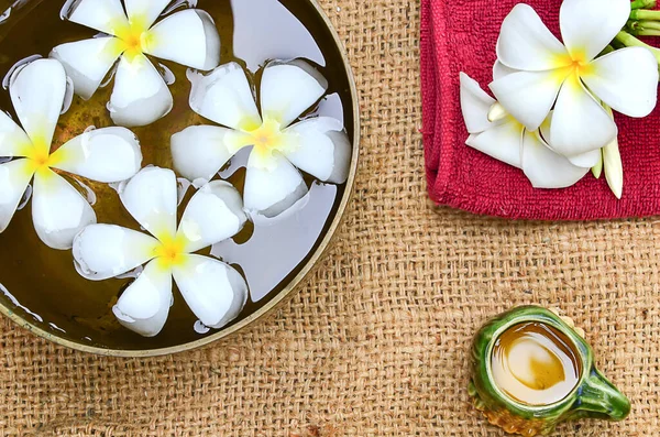 Plumeria Blume auf dem Hintergrund von Hanfsäcken. — Stockfoto