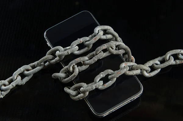 Chains Were Wrapped Mobile Phone Dark Background — Stock Photo, Image