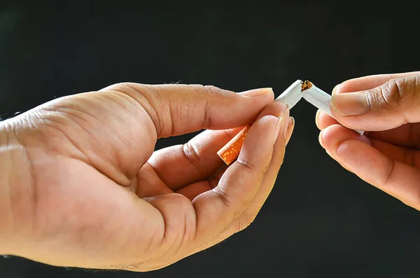 Cigarettes with a soft-focus background is dark. — Stock Photo, Image