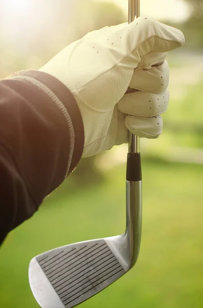 Ruka Muže Svírajícího Golfovou Hůl — Stock fotografie