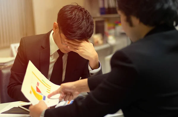 Dos Empresarios Asiáticos Trabajando Con Determinación — Foto de Stock