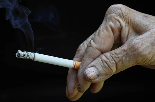 Close View Old Hand Holding Cigarette — ストック写真