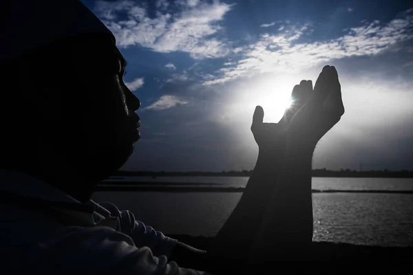 Muslim Muž Modlí Zblízka — Stock fotografie
