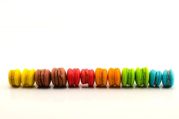 Macaroons Saborosos Doces Isolados Fundo Branco — Fotografia de Stock