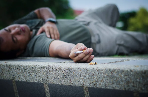 Triste Homem Deprimido Está Deitado Asfalto Fumar — Fotografia de Stock