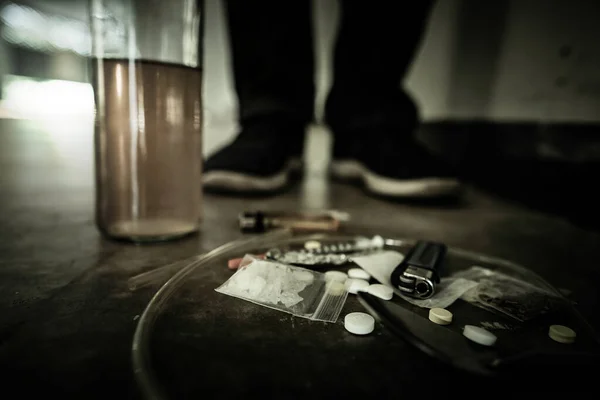 Vários Tipos Drogas São Colocadas Chão Perigoso Para Vida Cotidiana — Fotografia de Stock