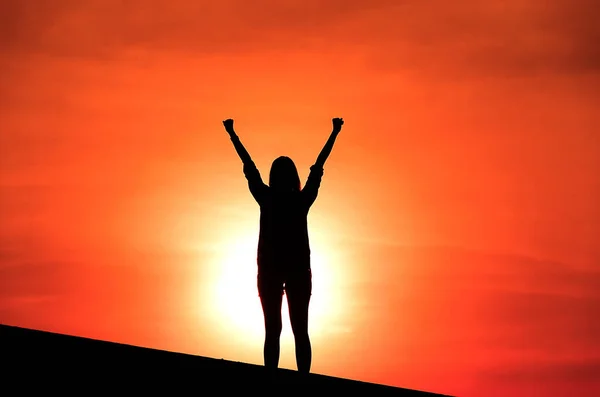 Une Femme Debout Soleil Soleil Tombe Sur Les Montagnes — Photo