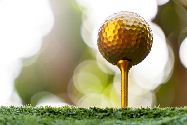 Bola Golf Oro Pin Con Una Luz Brillante Victoria Definitiva —  Fotos de Stock