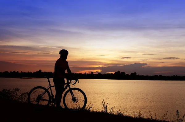 Silhouette Férfi Kerékpár Gyönyörű Közelében Naplementekor — Stock Fotó