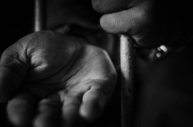 Kelepçelenmiş Erkek Ellerinin Yakın Çekimi 