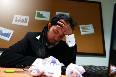 Genç ofis çalışanı ofiste karmaşık bir sorun yaşıyor.