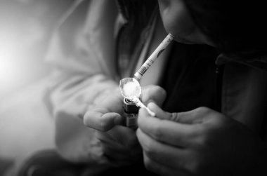 Bağımlı yerde oturuyor ve elinde şırıngayla uyuşturucu alıyormuş.