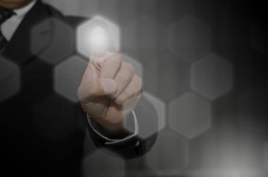 Dokunmatik ekran arayüzüne dokunan iş adamının eli