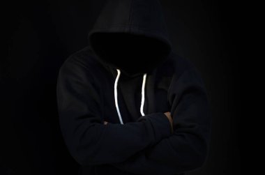 Kapüşonlu bilgisayar korsanı. Karanlık bir yüz. Veri hırsızlığı, internet dolandırıcılığı, darknet 