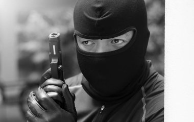 Özel Kuvvetler 'in maskeli adamına yakın çekim. Elinde silah var ve duvardan gizlice yaklaşıyorlar.